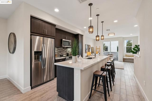 1405 Wood Street, Oakland CA: https://media.crmls.org/mediaz/10afec12-7690-4264-8c69-94c15f213b3b.jpg