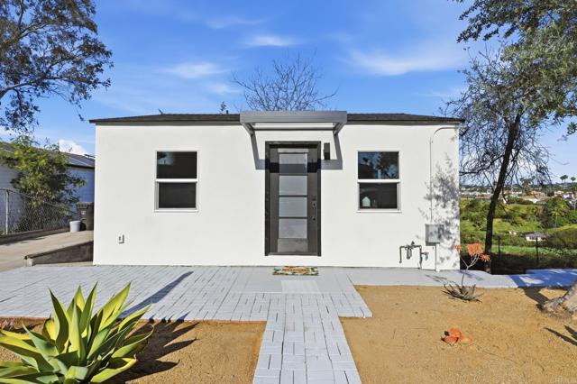 Detail Gallery Image 2 of 26 For 4880 Lantana Dr, San Diego,  CA 92105 - 2 Beds | 2 Baths