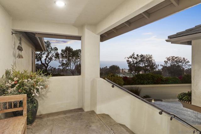 7207 Fairway Rd, La Jolla CA: https://media.crmls.org/mediaz/10b18bfd-ba42-477f-8a6e-3a357ef6404a.jpg