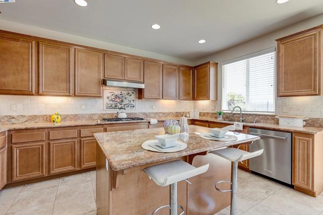 2528 AMANTEA WAY, Dublin CA: https://media.crmls.org/mediaz/10b212b9-d4e3-40ac-8c8f-4745e84b53ce.jpg