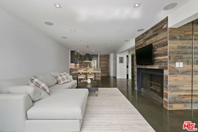 11645 Montana Avenue, Los Angeles CA: https://media.crmls.org/mediaz/10b291fa-6432-4c0c-a600-140d106f008f.jpg