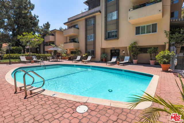 6700 Hillpark Drive, Los Angeles CA: https://media.crmls.org/mediaz/10b295cc-2115-448a-99bc-3afdb9c2cecd.jpg