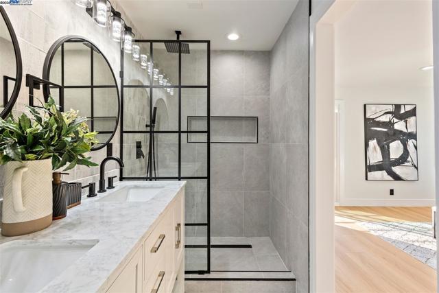 3270 Santa Sophia Way, Union City CA: https://media.crmls.org/mediaz/10b2b3de-ed3f-4ef2-8d16-231b8d0faf8f.jpg
