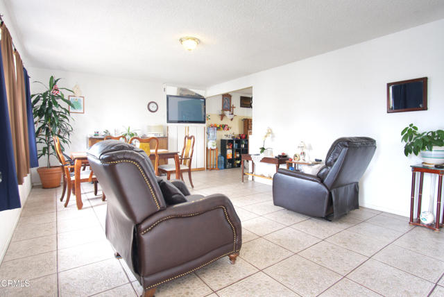 4127 S C Street, Oxnard CA: https://media.crmls.org/mediaz/10b3729e-e4da-46c8-9790-97ee02703db9.jpg