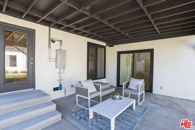 824 N Lima Street, Burbank CA: https://media.crmls.org/mediaz/10b3828e-1f85-43d9-9cb2-23cff4a94614.jpg