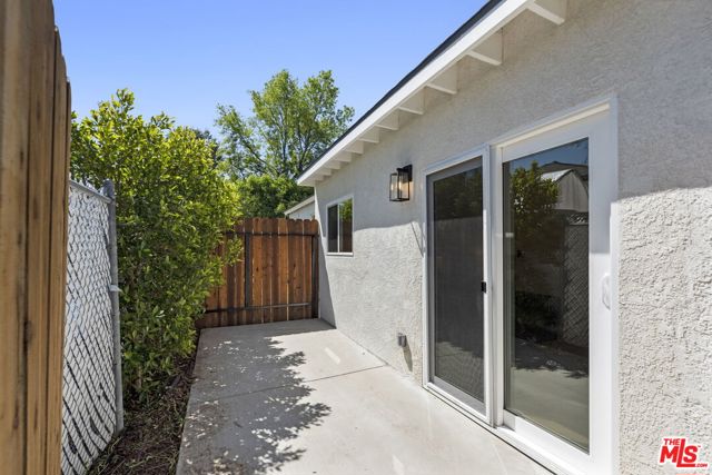 19014 Bessemer St, Tarzana CA: https://media.crmls.org/mediaz/10b3be0c-3dc6-45f5-b94b-6137e72b56a5.jpg