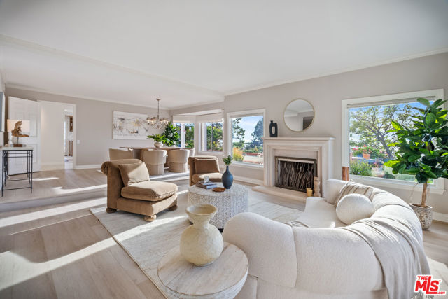 23255 W Paloma Blanca Drive, Malibu CA: https://media.crmls.org/mediaz/10b4410f-3456-46db-8cff-246a4b870a89.jpg