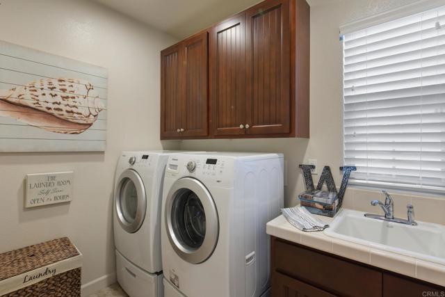 674 Calypso Pl, Encinitas CA: https://media.crmls.org/mediaz/10b4829d-07f2-429a-95d7-f51c4c346048.jpg