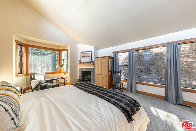 11504 Skislope Way, Truckee CA: https://media.crmls.org/mediaz/10b4c8c8-ea67-486f-a346-a725ff10d793.jpg