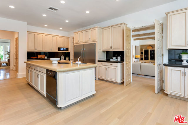 812 N Bedford Drive, Beverly Hills CA: https://media.crmls.org/mediaz/10b55c30-d42c-42c0-99db-5a99e15ac748.jpg