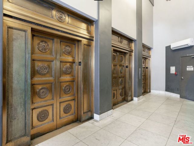 215 W 7th Street, Los Angeles CA: https://media.crmls.org/mediaz/10b561c1-addb-4c62-8e97-36ed803ea507.jpg