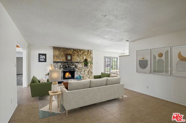 6391 Ruth Drive, Yucca Valley CA: https://media.crmls.org/mediaz/10b6026d-dc3a-400c-81fa-6d02d108ffd8.jpg