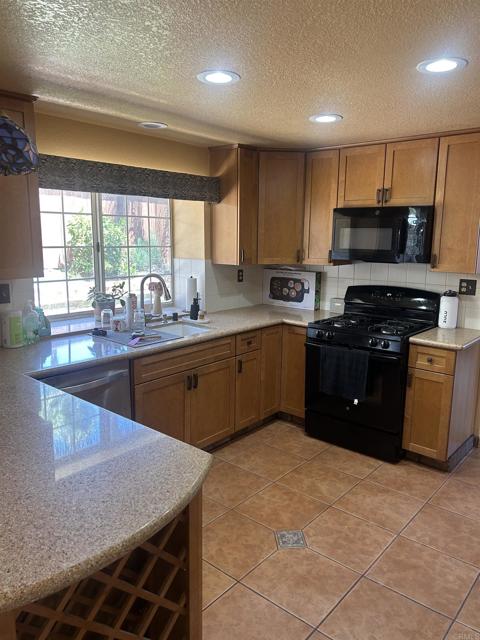 402 Calle Corazon, Oceanside CA: https://media.crmls.org/mediaz/10b6b97c-1e7f-4970-97cc-f2006af60533.jpg