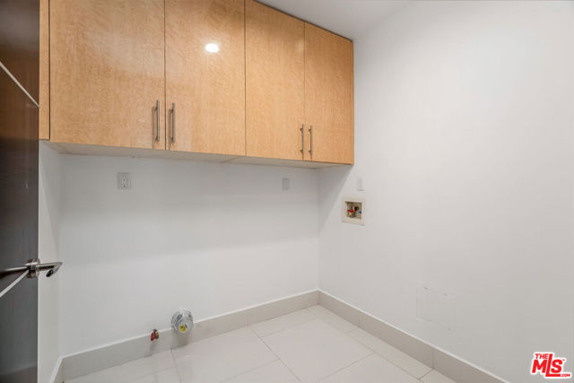 1318 S Roxbury Drive, Los Angeles CA: https://media.crmls.org/mediaz/10b7dabe-4d77-42f1-b7a0-60cc04da7b14.jpg