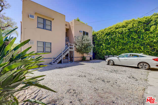 2656 Kenwood Avenue, Los Angeles CA: https://media.crmls.org/mediaz/10b8ad2d-67db-4270-b1df-e04f4443870c.jpg