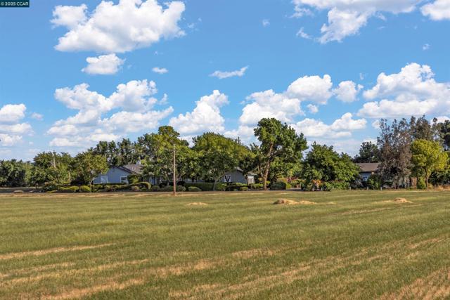 5435 Box R Ranch Rd, Vacaville CA: https://media.crmls.org/mediaz/10ba034c-705f-43dc-afb3-7a9ead4d7c11.jpg