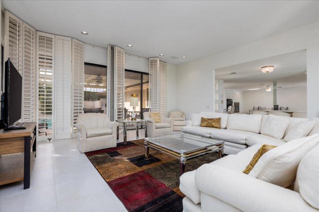19 Colgate Drive, Rancho Mirage CA: https://media.crmls.org/mediaz/10ba1e7c-eaa5-42eb-976e-f0a09e785c93.jpg