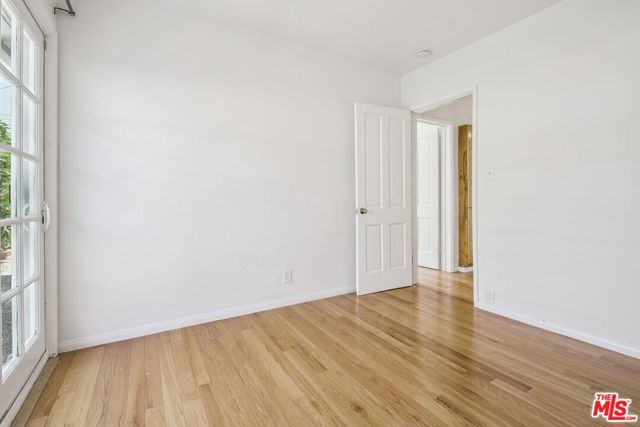 8150 Kenyon Avenue, Los Angeles CA: https://media.crmls.org/mediaz/10bac292-3628-4200-bd77-f55140c3fe88.jpg
