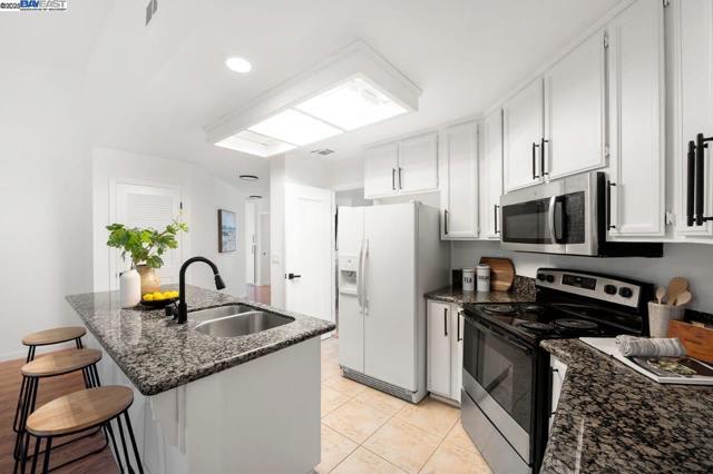 5917 Pine Vista Way, Elk Grove CA: https://media.crmls.org/mediaz/10bb2ea1-38f3-41a3-8e4c-29b597b7d6e1.jpg