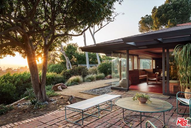 4260 Sea View Lane, Los Angeles CA: https://media.crmls.org/mediaz/10bb464a-1bc1-4759-ba34-5304edc8efb7.jpg