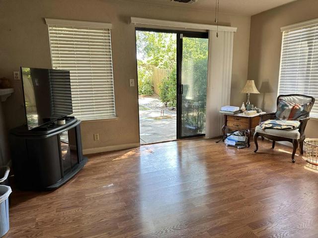 8959 Boreal Way, Elk Grove CA: https://media.crmls.org/mediaz/10bba387-2376-4161-96a4-26a11c09cc5f.jpg