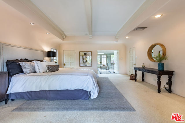 475 S Rodeo Drive, Beverly Hills CA: https://media.crmls.org/mediaz/10bbaad3-c71e-4f22-b782-d43cf39872a3.jpg