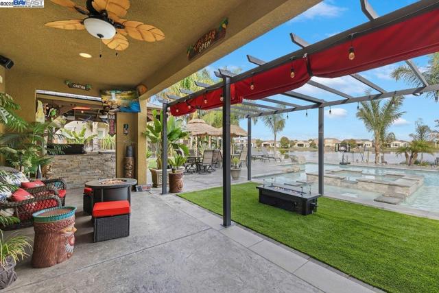 1050 Clear Lake Dr, Oakley CA: https://media.crmls.org/mediaz/10bbc531-4f69-4c03-8303-2c1823ab5a2c.jpg