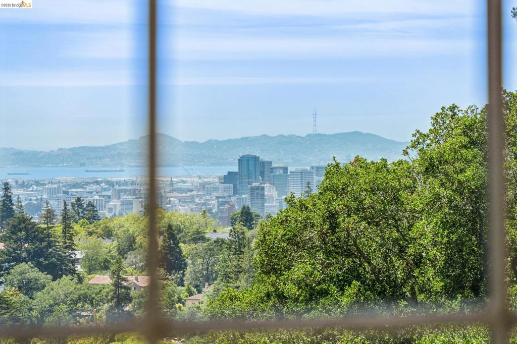 https://media.crmls.org/mediaz/10bc8bf2-196a-4db7-86d5-f8cadb8f2197.jpg?preset=X-Large