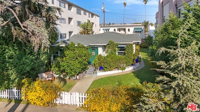 1027 12th Street, Santa Monica CA: https://media.crmls.org/mediaz/10bd05fc-14a2-4b37-81b2-ec8ce8b70718.jpg