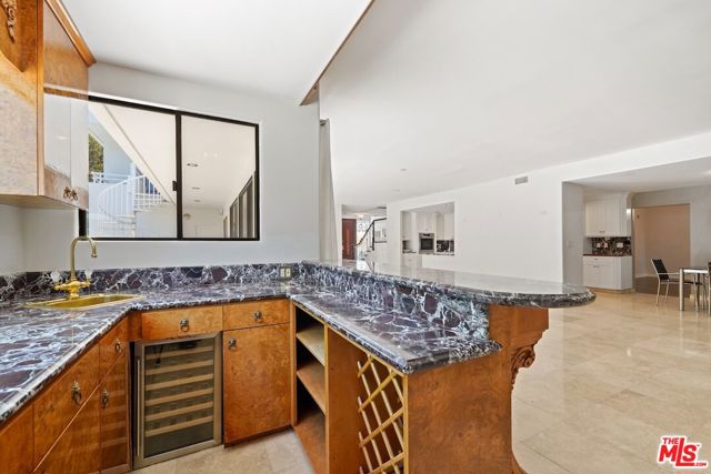 15656 Crownridge Place, Sherman Oaks CA: https://media.crmls.org/mediaz/10bd6be2-1022-4d79-92fa-b91ed7e09e8d.jpg