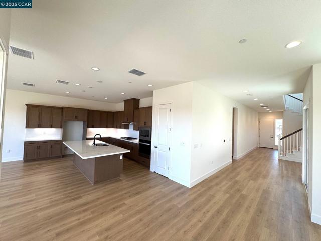 17585 Bushwick Lane, Lathrop CA: https://media.crmls.org/mediaz/10bd8ba6-4693-413d-9ca6-9d1affccf066.jpg
