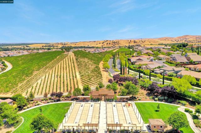 1648 Chianti Ln, Brentwood CA: https://media.crmls.org/mediaz/10bd9ded-9502-46e3-a994-30214a3488d9.jpg
