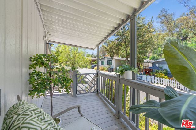 23777 Mulholland Highway, Calabasas CA: https://media.crmls.org/mediaz/10bde210-28fa-4959-96ba-87381aa6c4b2.jpg
