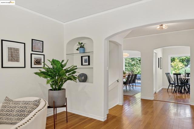2773 Argyle Street, Oakland CA: https://media.crmls.org/mediaz/10c00a21-880e-492e-88fd-66ad5d762552.jpg