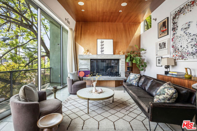 3813 Ronda Vista Place, Los Angeles CA: https://media.crmls.org/mediaz/10c1996b-3258-44e0-8045-0f159cf3b70e.jpg