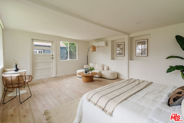 2709 S Harcourt Avenue, Los Angeles CA: https://media.crmls.org/mediaz/10c1a88f-f46d-44e5-9185-68e72a764313.jpg