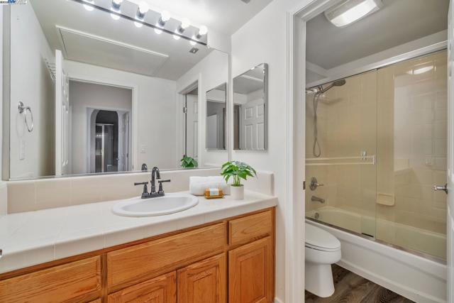 4222 Clarinbridge Cir, Dublin CA: https://media.crmls.org/mediaz/10c20785-216f-4dbe-b7b3-50038e083b1f.jpg
