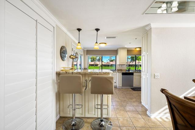 36 Maximo Way, Palm Desert CA: https://media.crmls.org/mediaz/10c20ff8-9739-4128-97ab-c4959c76d550.jpg