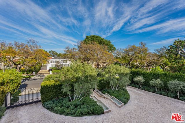 623 N ALTA Drive, Beverly Hills CA: https://media.crmls.org/mediaz/10c2265b-fbc9-413d-b921-4cc04a33e236.jpg