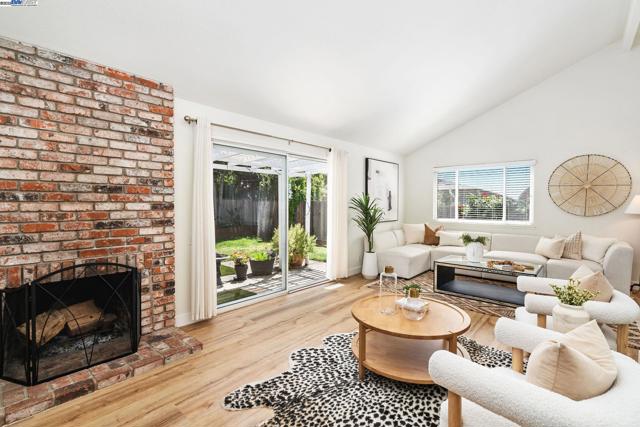 1001 Crellin Rd, Pleasanton CA: https://media.crmls.org/mediaz/10c25b21-49fc-4514-9a6c-bfb26d100ac1.jpg
