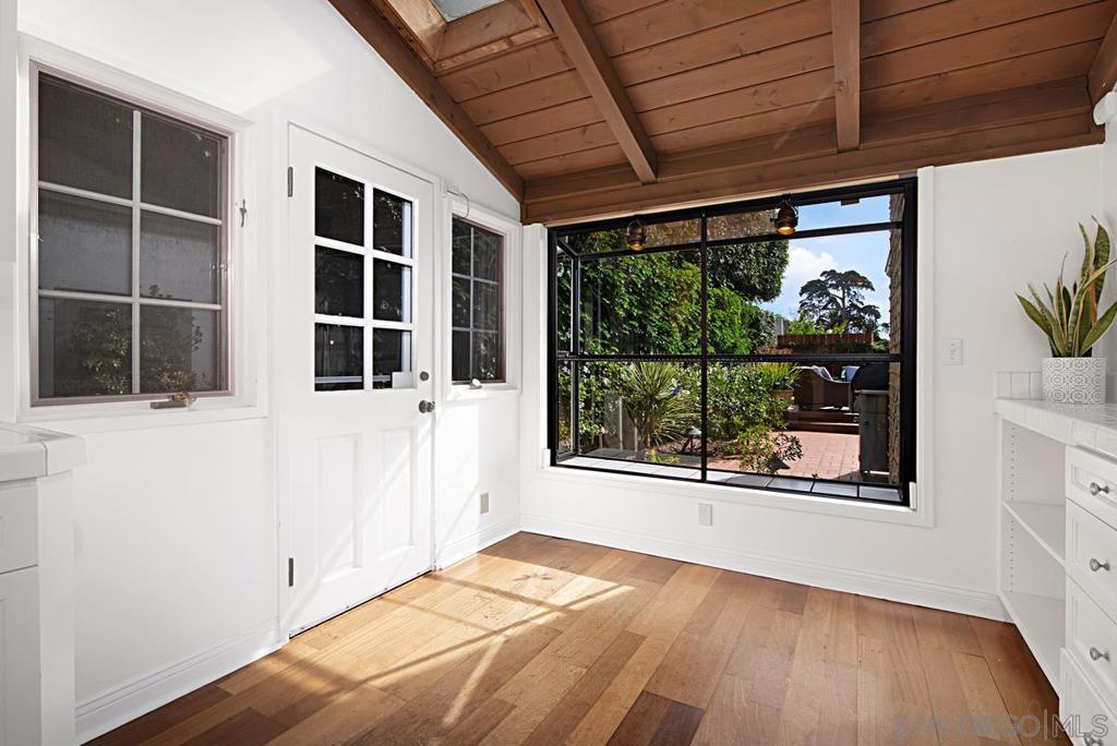 573 Amphitheatre Dr - photo 13