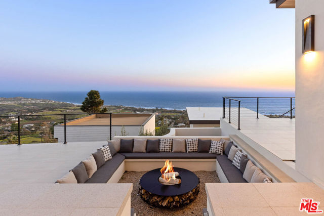 5366 Horizon Drive, Malibu CA: https://media.crmls.org/mediaz/10c29fa6-41f6-4758-9dbd-10739b4642a1.jpg