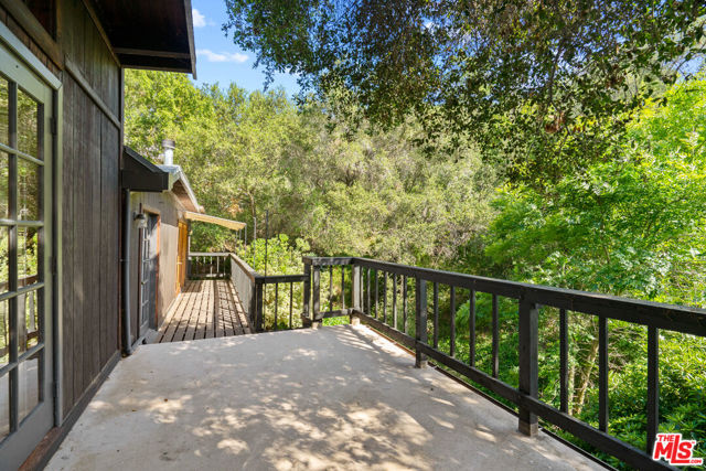 21550 Summit Trail, Topanga CA: https://media.crmls.org/mediaz/10c3be7c-62ee-4e41-bb00-08747ef48bae.jpg