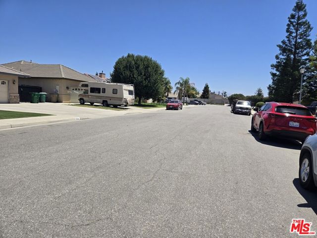 527 Shady Meadow Court, Bakersfield CA: https://media.crmls.org/mediaz/10c425e8-ad7f-4ced-9f01-42b22a1e20c3.jpg