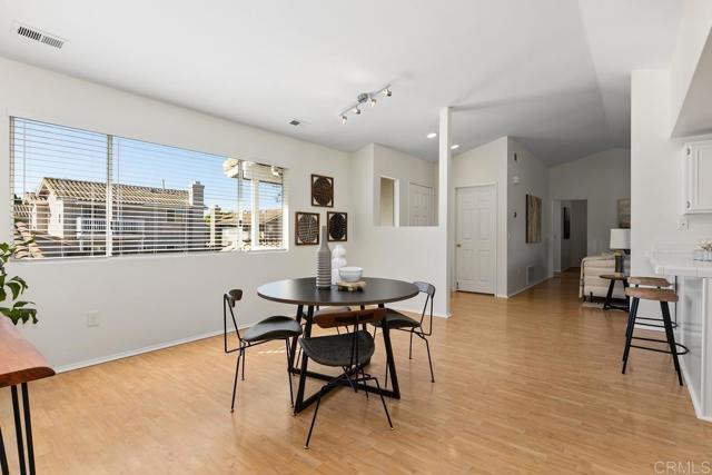 Detail Gallery Image 12 of 42 For 1330 Palomar Pl #7,  Vista,  CA 92084 - 3 Beds | 2 Baths