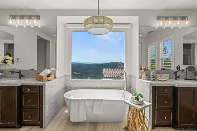 15255 Via Santa Vienta, San Diego CA: https://media.crmls.org/mediaz/10c52e49-3374-44bf-a5bd-10d6d7bee0c3.jpg