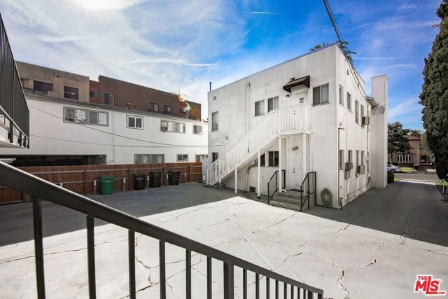 224 S Gale Drive, Beverly Hills CA: https://media.crmls.org/mediaz/10c56732-2bb5-4354-94bd-1129b29cfb39.jpg