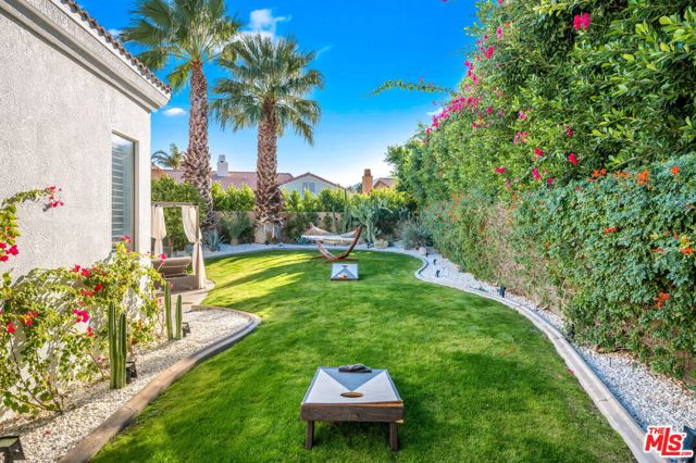 1083 E Circulo San Sorrento Road, Palm Springs CA: https://media.crmls.org/mediaz/10c60cdb-6a80-49cd-948e-408800dd3f79.jpg