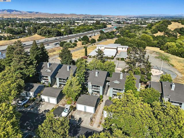 7635 Canyon Meadow Cir, Pleasanton CA: https://media.crmls.org/mediaz/10c64d68-bbe0-4fe5-a8d6-434bf86c6546.jpg