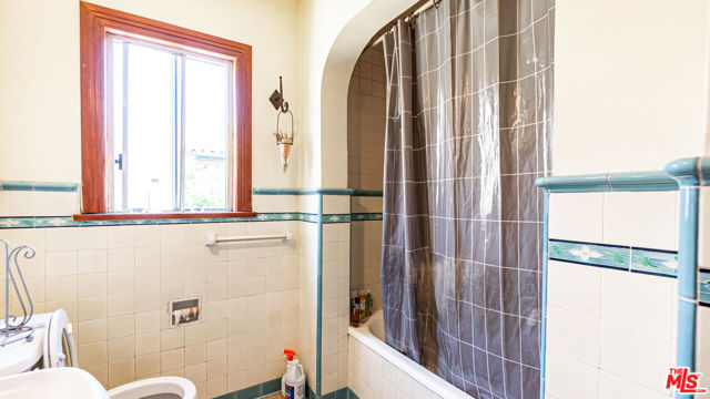 1277 S Orange Drive, Los Angeles CA: https://media.crmls.org/mediaz/10c6c6a3-0c25-4c4c-b7f3-f5bfe99ef9ff.jpg